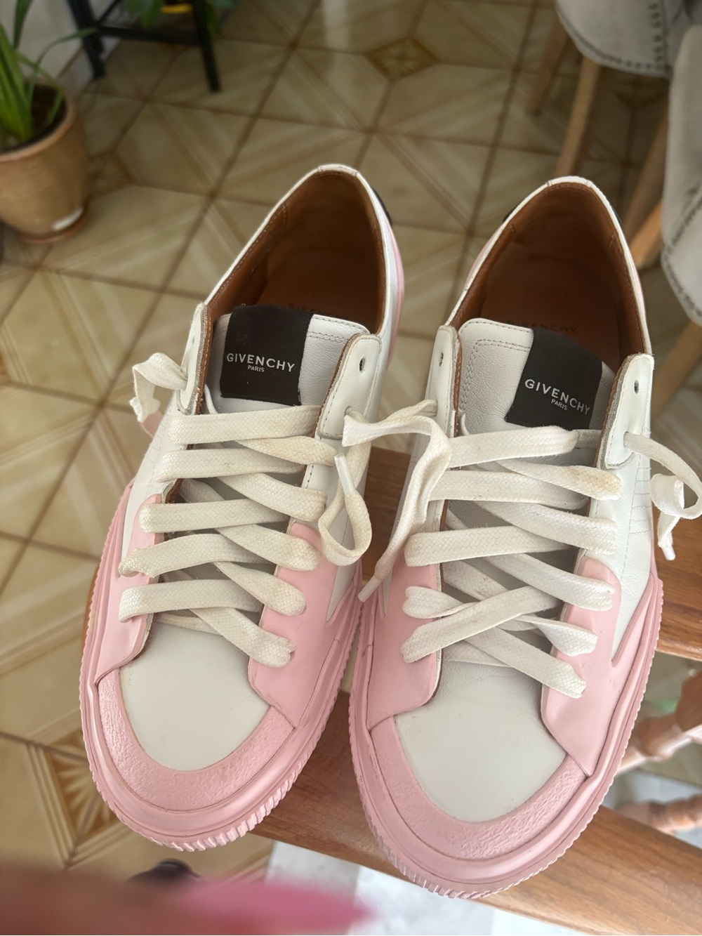 Authentic Givenchy Pink and White Leather Low-Top Sneakers - Picture 5 of 8